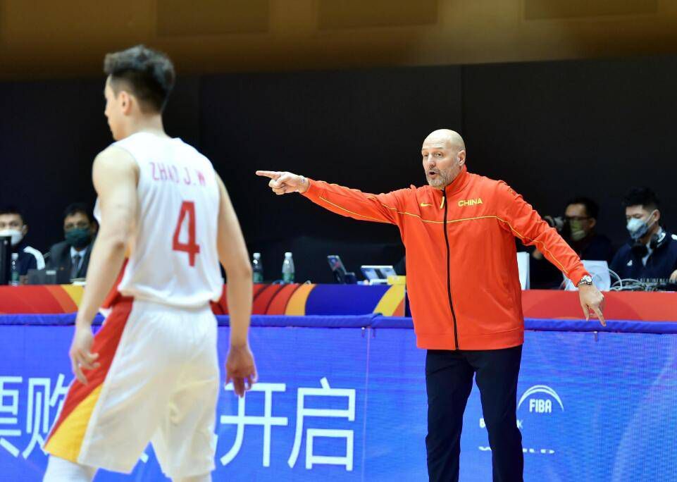 爱德华兹44分小哈达威32分东契奇缺阵森林狼送独行侠连败NBA常规赛激战正酣，西部领头羊森林狼主场迎战独行侠，东契奇此役因左股四头肌酸痛缺阵，独行侠上场不敌骑士，目前18胜13负暂列西部第6位，森林狼22胜7负稳居西部头名。